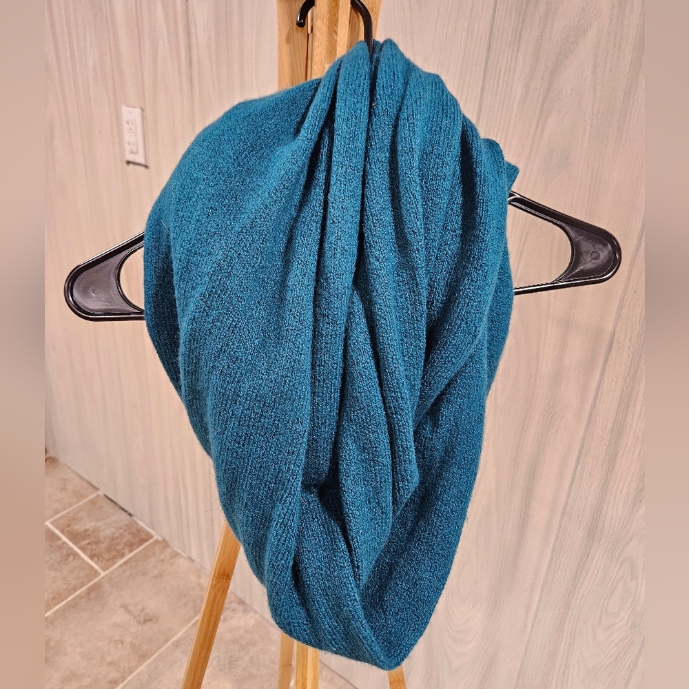 Scarves - Picture 2 of 10